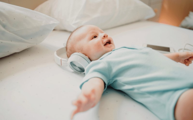 Mẹ có thể áp dụng thai giáo bằng âm nhạc cho trẻ sơ sinh. (Ảnh: Sưu tầm Internet) 
