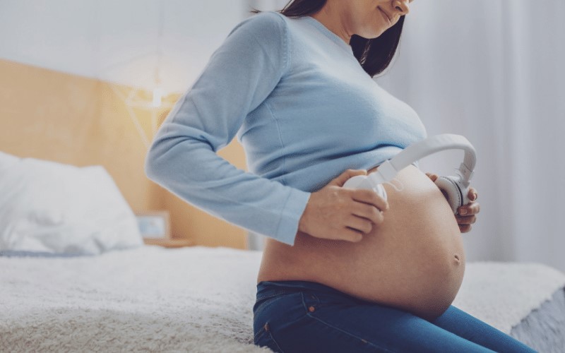 Nghe nhạc là một phương pháp thai giáo tháng thứ 7. (Ảnh: Sưu tầm Internet)