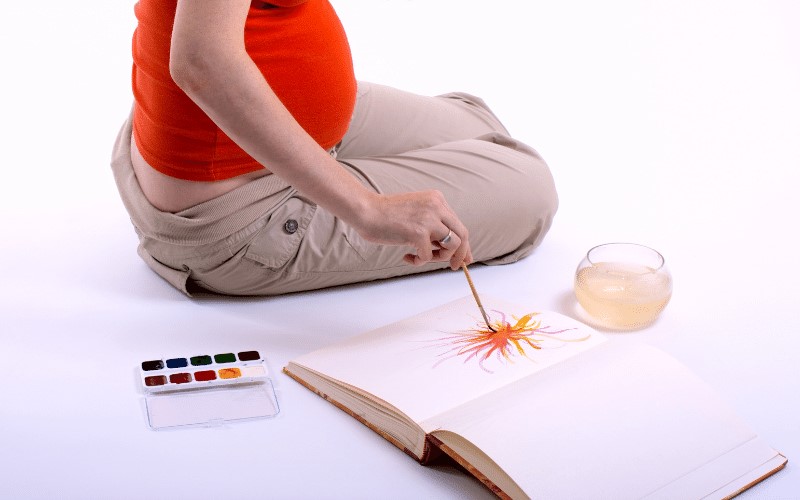 Có rất nhiều hoạt động mỹ thuật mẹ bầu có thể áp dụng. (Ảnh: Sưu tầm Internet)