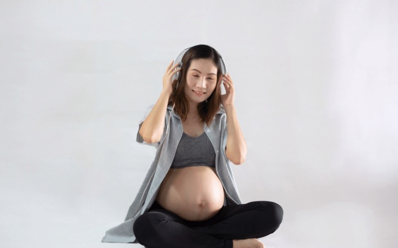 Nghe sách nói bằng tiếng Anh giúp tăng khả năng ngoại ngữ cho trẻ. (Ảnh: Sưu tầm Internet)