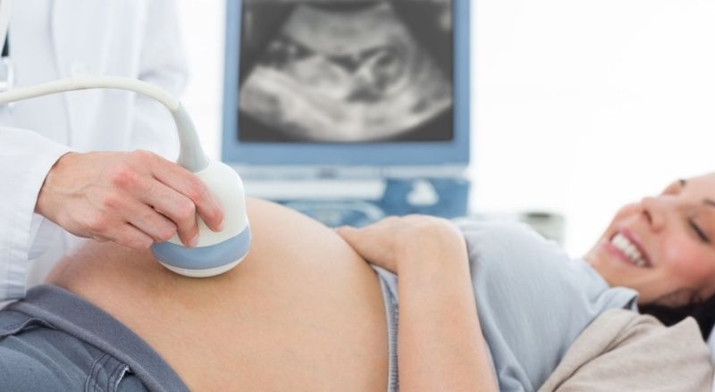 Mẹ bầu nên sàng lọc dị tật và siêu âm thường xuyên trong thai kỳ. (Ảnh: Sưu tầm Internet)