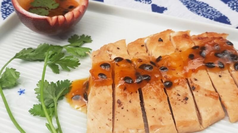 Ức gà sốt chanh dây. (Ảnh: Sưu tầm Internet)