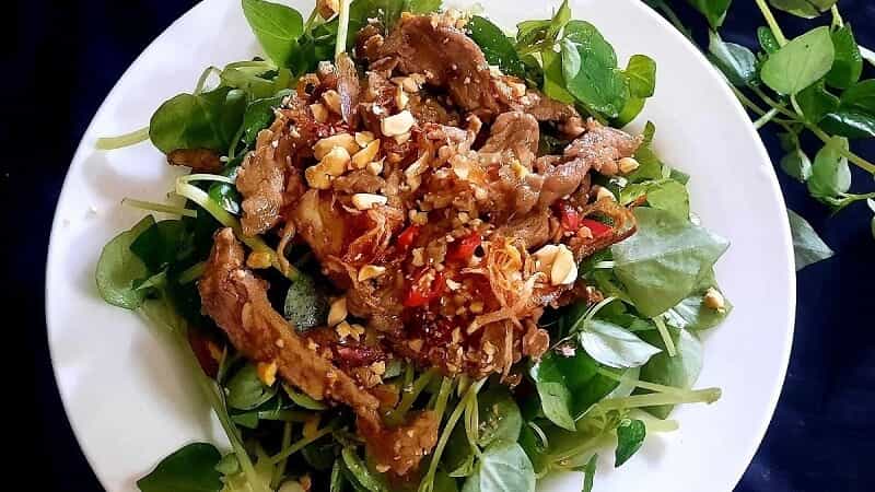 Món salad rau chân vịt trộn thịt bò đầy dinh dưỡng. (Ảnh: Sưu tầm Internet)