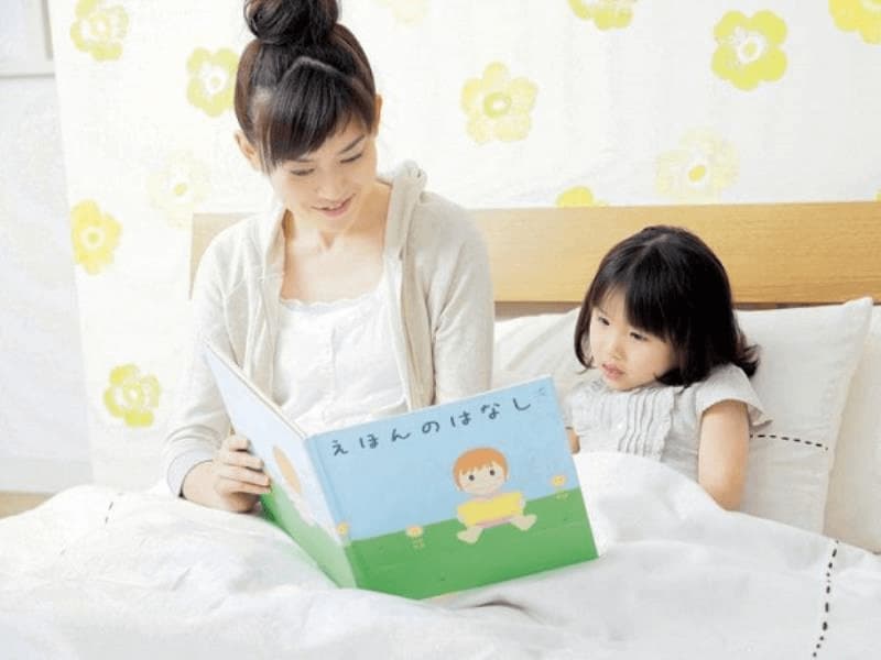 Dành thời gian cho con trước khi đi ngủ. (Ảnh: Sưu tầm Internet)