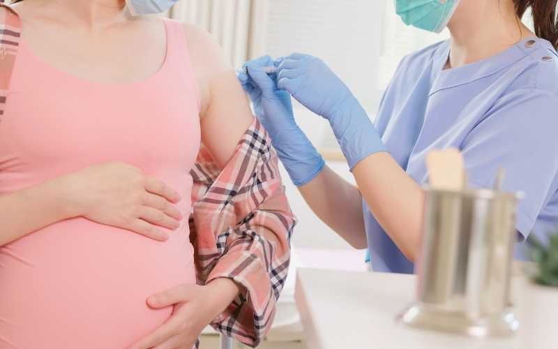 Sau khi tiêm phòng có thể sốt hoặc đau vết tiêm mẹ bầu không cần lo lắng. (Ảnh: Sưu tầm Internet)