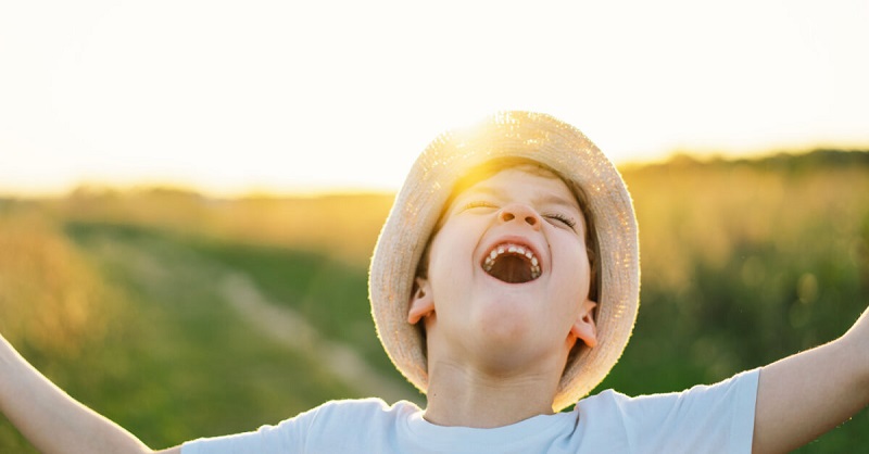 Mẹo dạy tiếng Anh giao tiếp cho bé 3 tuổi hiệu quả. (Ảnh: Shutterstock.com)