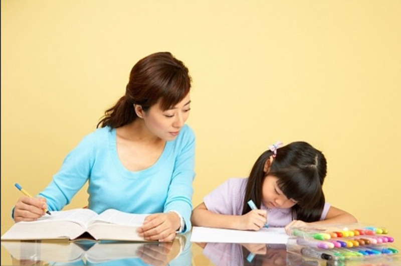 Phụ huynh hướng dẫn con xác định thông tin cần thiết trong đề bài (Nguồn ảnh: Sưu tầm internet)