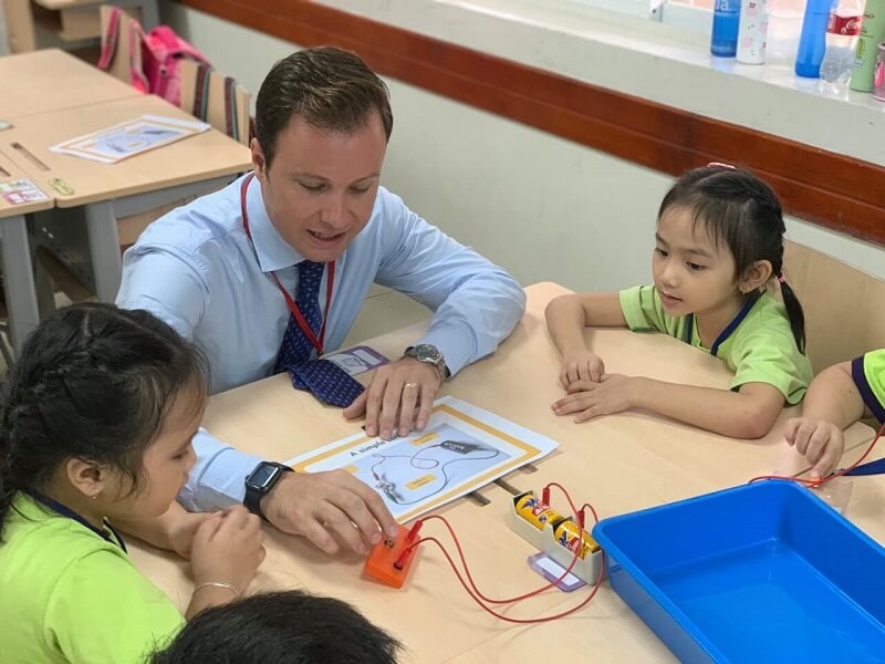 Tạo môi trường lành mạnh và an toàn cho trẻ học tập. (Ảnh: Sưu tầm Internet)