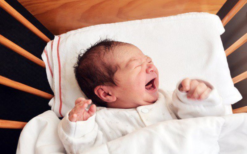 Trẻ hay khóc để tìm bố mẹ. (Ảnh: Sưu tầm internet)