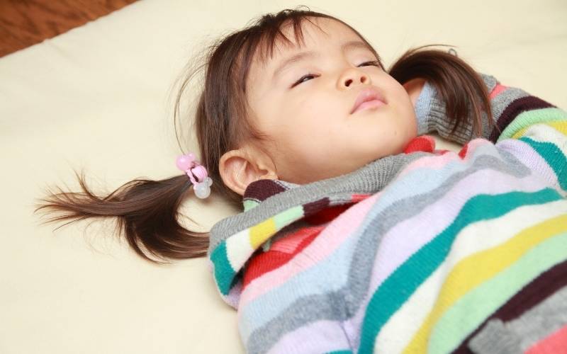 Ba mẹ chú ý quan sát giấc ngủ và các biểu hiện của trẻ (Ảnh: Sưu tầm Internet)