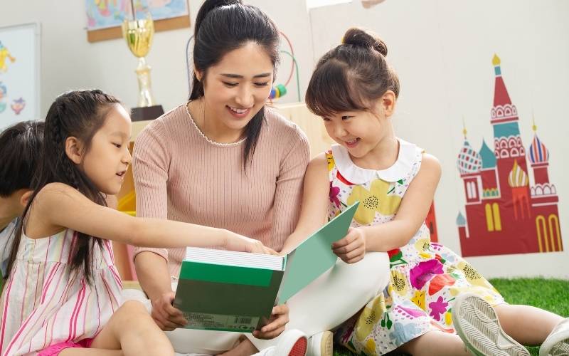 Kể chuyện cho bé nghe cũng có thể giúp bé dễ đi vào giấc ngủ (Ảnh: Sưu tầm Internet)