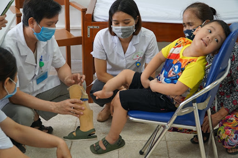 Biện pháp giáo dục trẻ khuyết tật vận động. (Ảnh: Sưu tầm Internet)