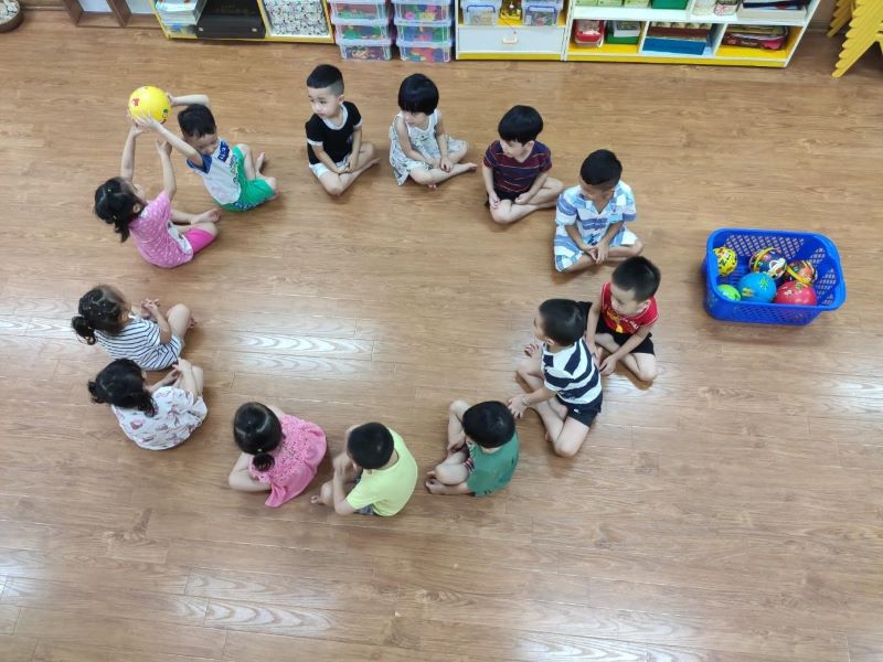 Trò chơi chuyền bóng (Ảnh: Sưu Tầm Internet)