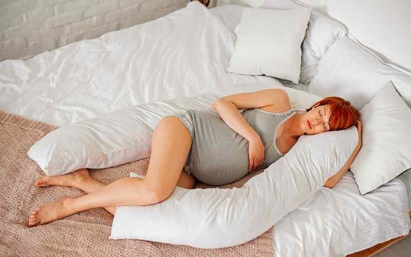 Mẹ bầu sử dụng gối chữ U sẽ có giấc ngủ ngon hơn. (Ảnh: Sưu tầm Internet)