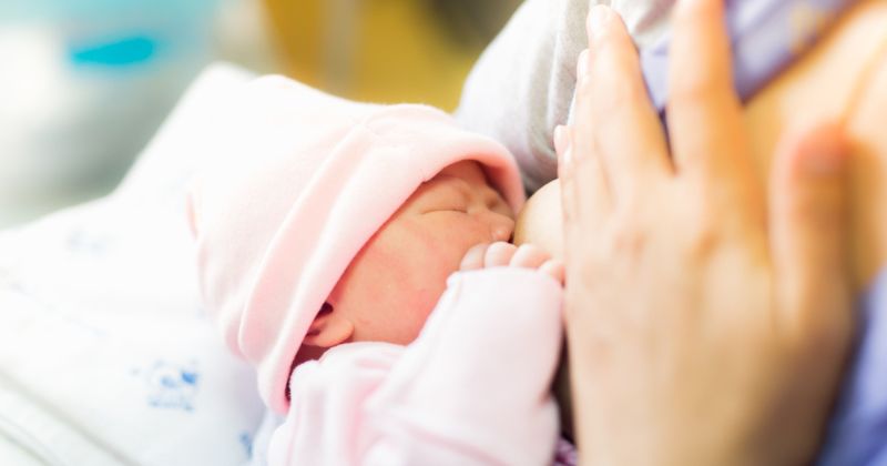 Dấu hiệu cảnh báo viêm hạt Montgomery khi cho con bú. (Ảnh: Sưu tầm Internet)