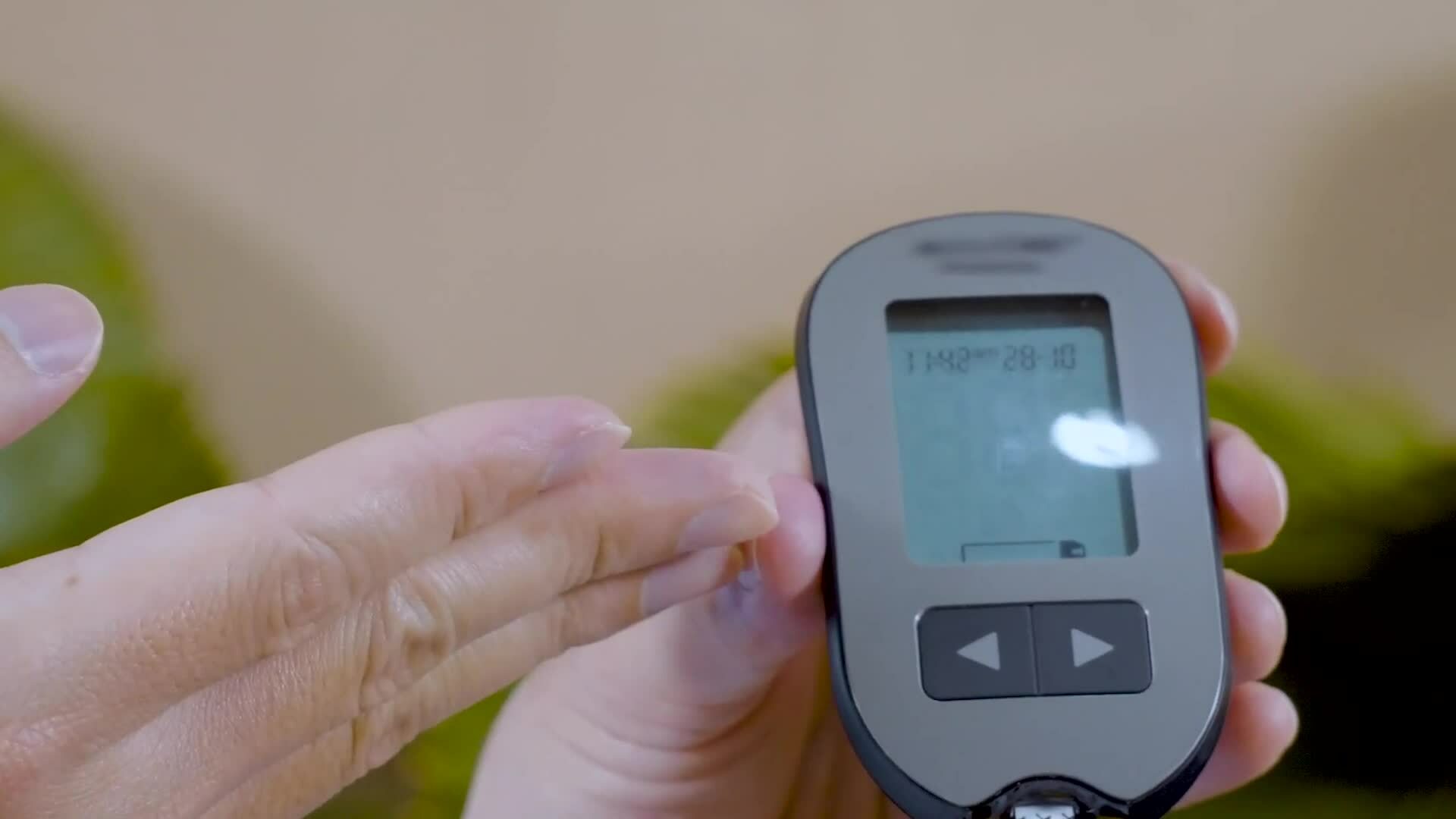 Sử dụng máy đo đường huyết. (Ảnh: Sưu tầm Internet)