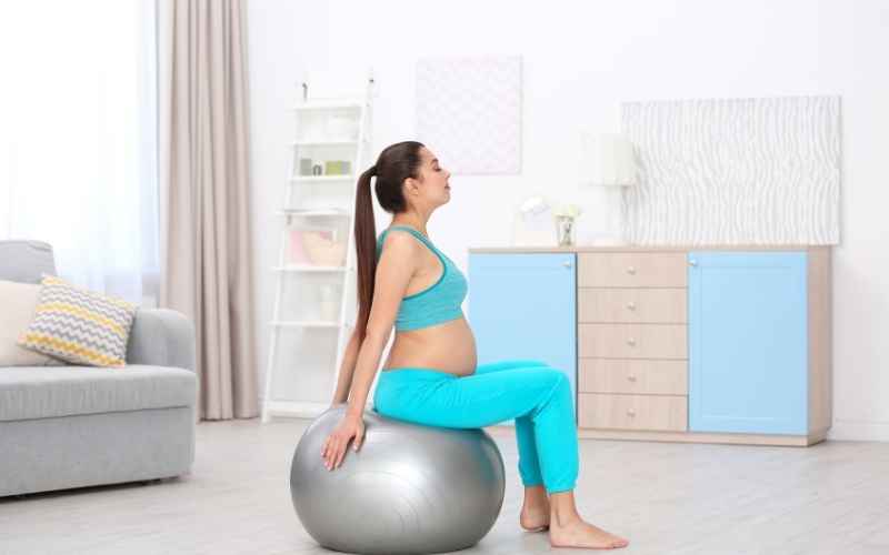 Vận động nhẹ nhàng giúp mẹ bầu giảm bớt chứng xì hơi. (Ảnh: Sưu tầm Internet)