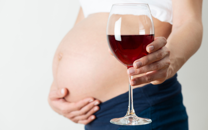 Mẹ bầu sử dụng các chất kích thích. (Ảnh: Sưu tầm Internet)