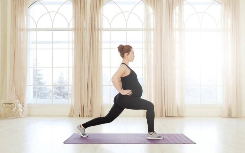 Bà bầu tháng thứ 8 cần tránh tập luyện thể thao với cường độ mạnh. (Ảnh: Sưu tầm Internet)