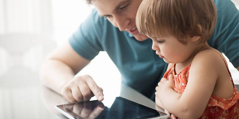 Cha mẹ nên trao đổi chủ đề bài hát cùng bé. (Ảnh: Sưu tầm Internet) 