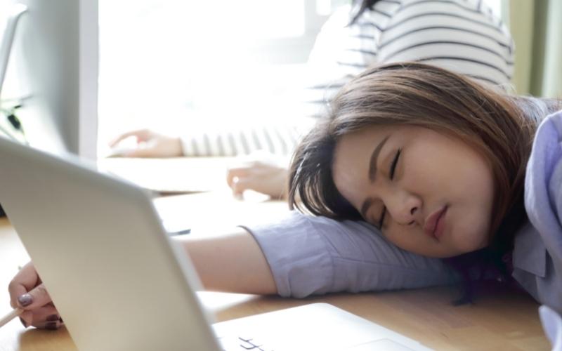 Buồn ngủ nhiều là một trong những dấu hiệu nhận biết có thai. (Ảnh: Sưu tầm Internet)