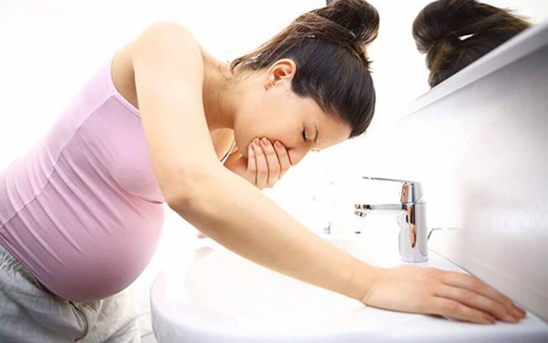Buồn nôn cũng là dấu hiệu mang thai sớm. (Ảnh: Sưu tầm internet)