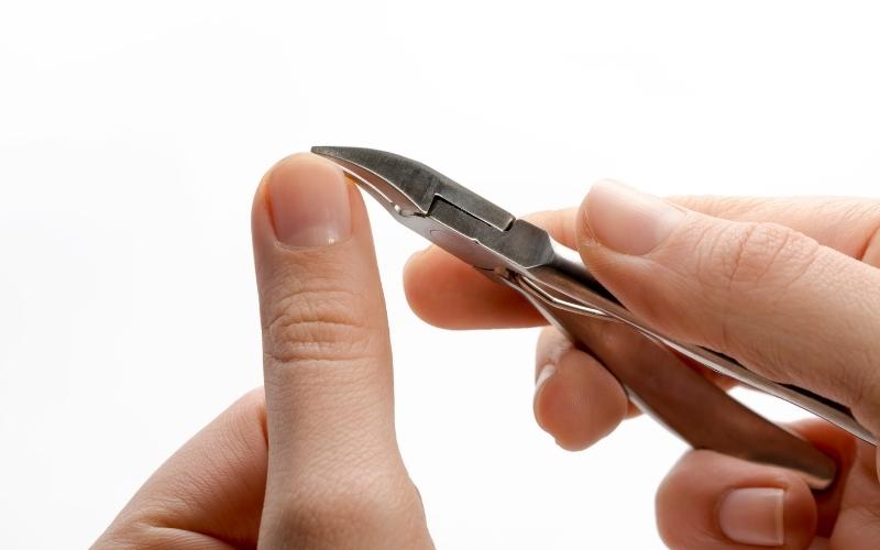 Cắt móng tay trước khi "ân ái" để loại bỏ vi khuẩn. (Ảnh: Sưu tầm Internet)