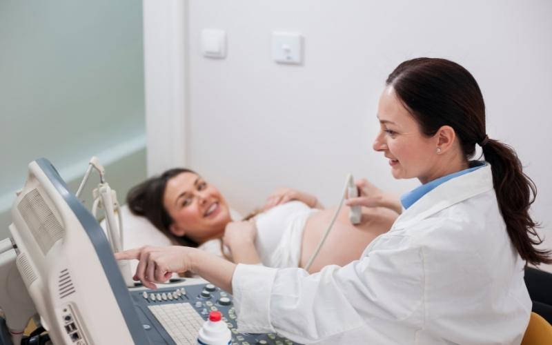 Đi siêu âm để xác định phôi thai vào tử cung hay chưa. (Ảnh: Sưu tầm Internet)
