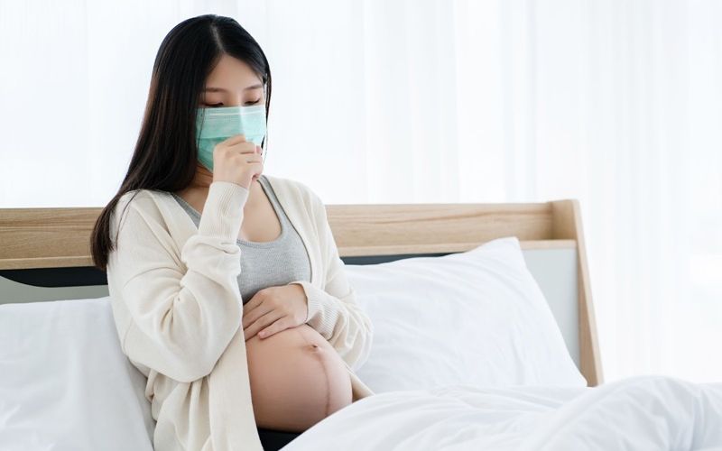 Mẹ bầu bị cúm nên đeo khẩu trang khi tiếp xúc với người khác. (Ảnh: Sưu tầm Internet)