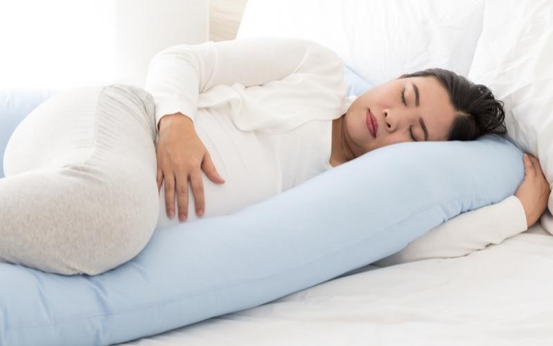 Nằm ngủ đúng cách giúp bà bầu ngủ ngon hơn. (Ảnh: Sưu tầm Internet)