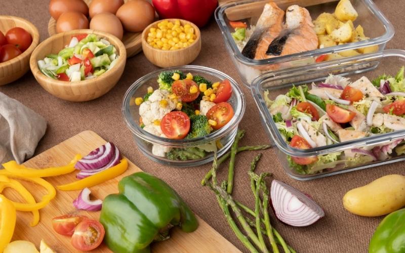 Nên cân bằng các nhóm dinh dưỡng cần thiết trong mỗi bữa ăn. (Ảnh: Sưu tầm Internet)