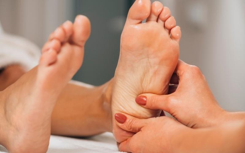 Nên massage trước khi ngủ để giảm tình trạng phù nề. (Ảnh: Sưu tầm Internet)