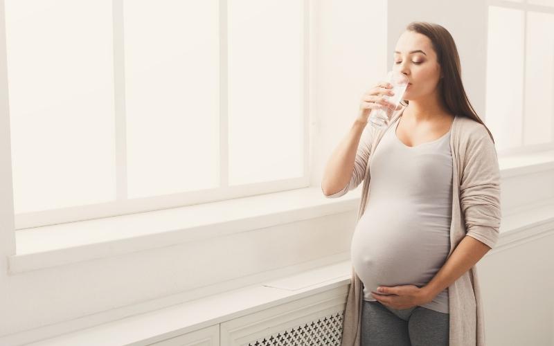 Nên uống nước trước khi tập luyện để tránh tình trạng co bóp dạ dày. (Ảnh: Sưu tầm Internet)