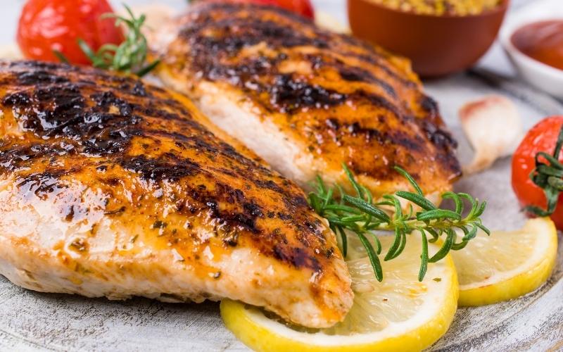 Ức gà chứa nhiều protein và thích hợp với người giảm cân. (Ảnh: Sưu tầm Internet)