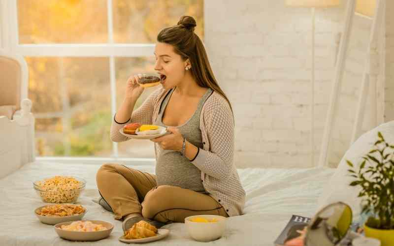 Phụ nữ mang thai không nên ăn thực phẩm chế biến sẵn. (Ảnh: Sưu tầm Internet)