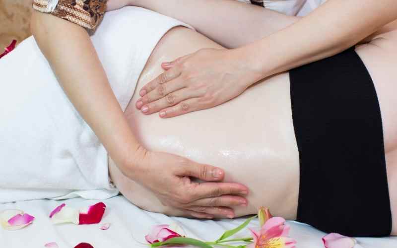 Massage, xoa bóp giúp mẹ bầu giảm bớt triệu chứng đau lưng. (Ảnh: Sưu tầm Internet)