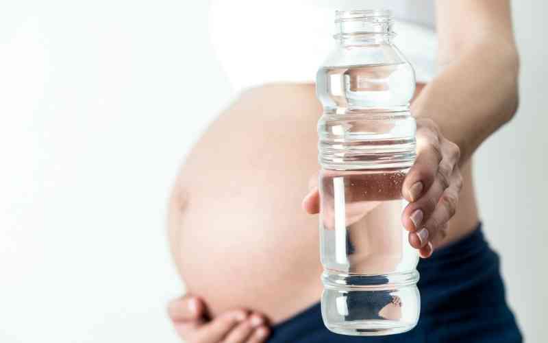 Uống nhiều nước và vệ sinh vùng kín mỗi ngày để hạn chế khí hư ra nhiều. (Ảnh: Sưu tầm Internet)