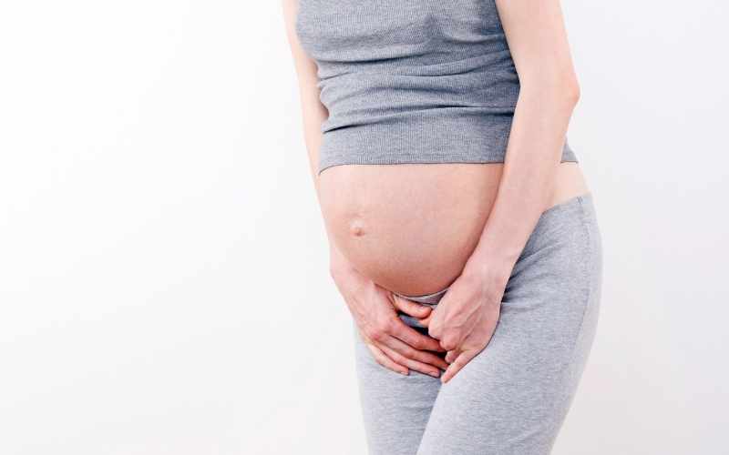 Bà bầu tháng cuối đi tiểu ra máu cần chú ý các dấu hiệu bất thường. (Ảnh: Sưu tầm Internet)