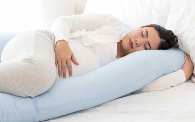 Nằm nghiêng sang trái giúp mẹ bầu ngủ ngon và sâu hơn. (Ảnh: Sưu tầm Internet)