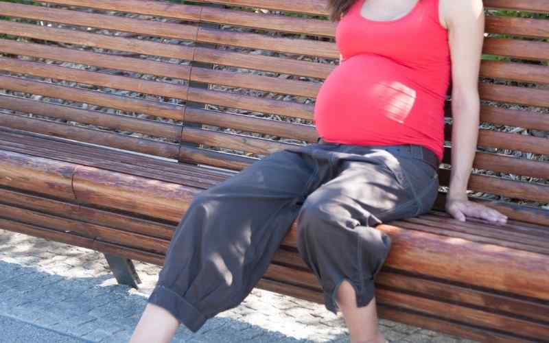 Bà bầu cần dừng ngay việc đi bộ khi có các dấu hiệu bất thường. (Ảnh: Sưu tầm Internet)