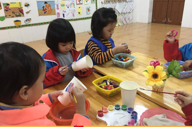 Cho bé 3 tuổi vui chơi theo nhóm để hoạt ngôn hơn. (Ảnh: Sưu tầm Internet)