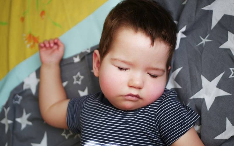 Cha mẹ nên lưu ý khi bé ngủ ít. (Ảnh: Sưu tầm Internet)