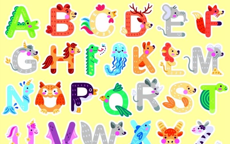 Dạy bé 4 tuổi học bảng chữ cái bằng hình dán. (Ảnh: Sưu tầm Internet)