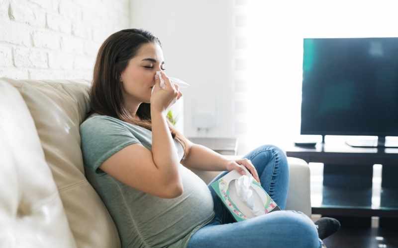 Bà bầu bị cảm cần nghỉ ngơi và làm sạch mũi, họng. (Ảnh: Sưu tầm Internet)