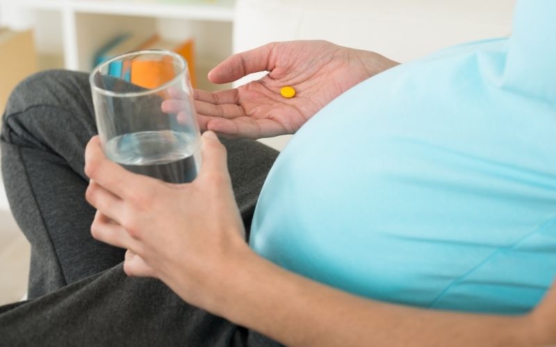 Uống thuốc hoặc tiêm insulin điều trị tiểu đường thai kỳ cần theo chỉ định của bác sĩ. (Ảnh: Sưu tầm Internet)