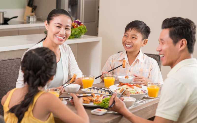 Bé kể lại với người thân về bữa ăn trưa ở lớp. (Ảnh: Sưu tầm Internet)