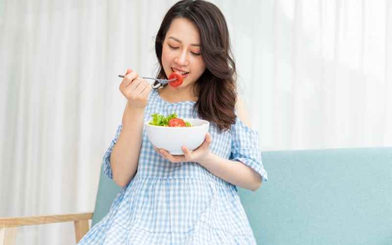 Phụ nữ mang thai khi bị sốt cần ăn uống đầy đủ để tăng cường đề kháng. (Ảnh: Sưu tầm Internet)