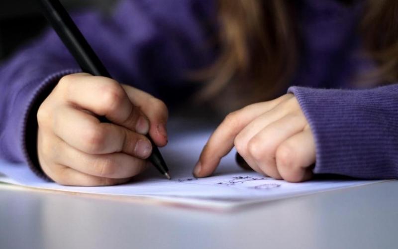 Việc dạy con viết chữ là một quá trình gian nan và cần sự kiên trì của cha mẹ. (Ảnh: Sưu tầm Internet)