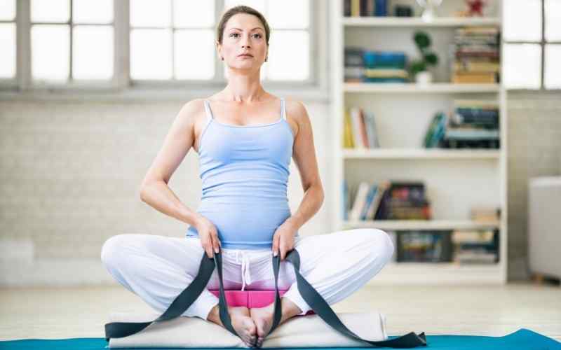 Phụ nữ mang thai 3 tháng cuối nên tập yoga. (Ảnh: Sưu tầm Internet)