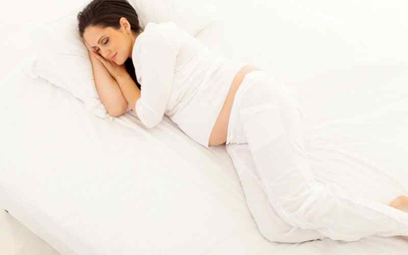 Mẹ bầu lựa chọn tư thế ngủ thoải mái nhất. (Ảnh: Sưu tầm Internet)